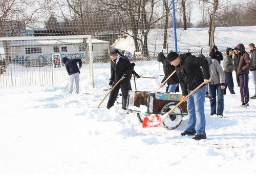 Spartakovi "Marinci" čiste sneg