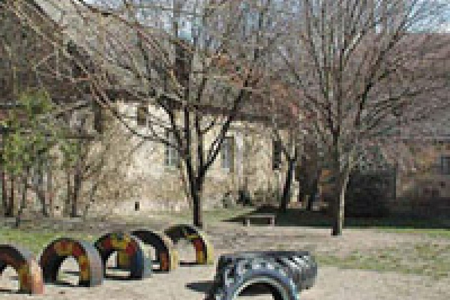 Stara kuća u dvorištu vrtića ugrožava decu