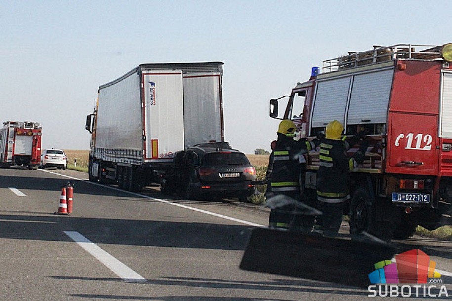 Automobil podleteo pod prikolicu kamiona, troje poginulih, dete stabilno