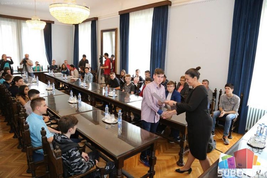Uručeni ugovori o stipendiranju učenika deficitarnih zanatskih zanimanja