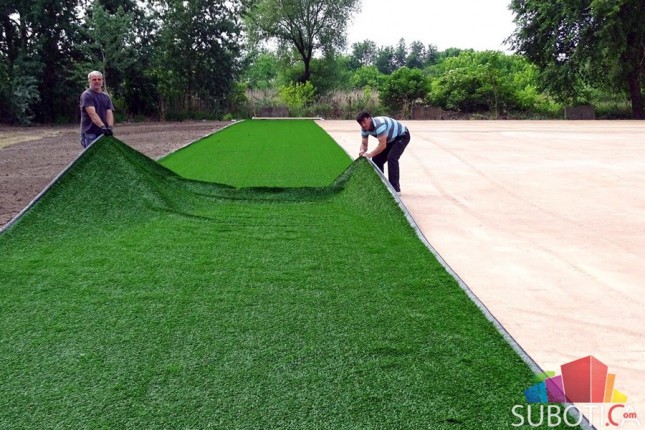 U toku postavljanje veštačke trave na pomoćni teren Gradskog stadiona