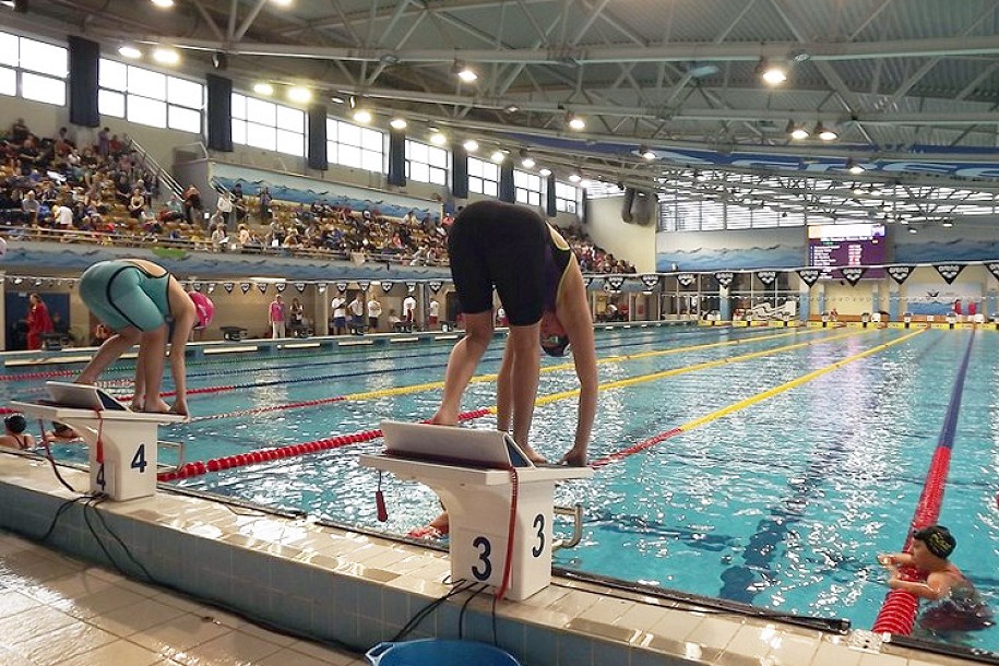 Plivanje: Novi uspesi, pregršt medalja i oboreni rekordi za takmičare Spartaka u Nišu i Novom Sadu