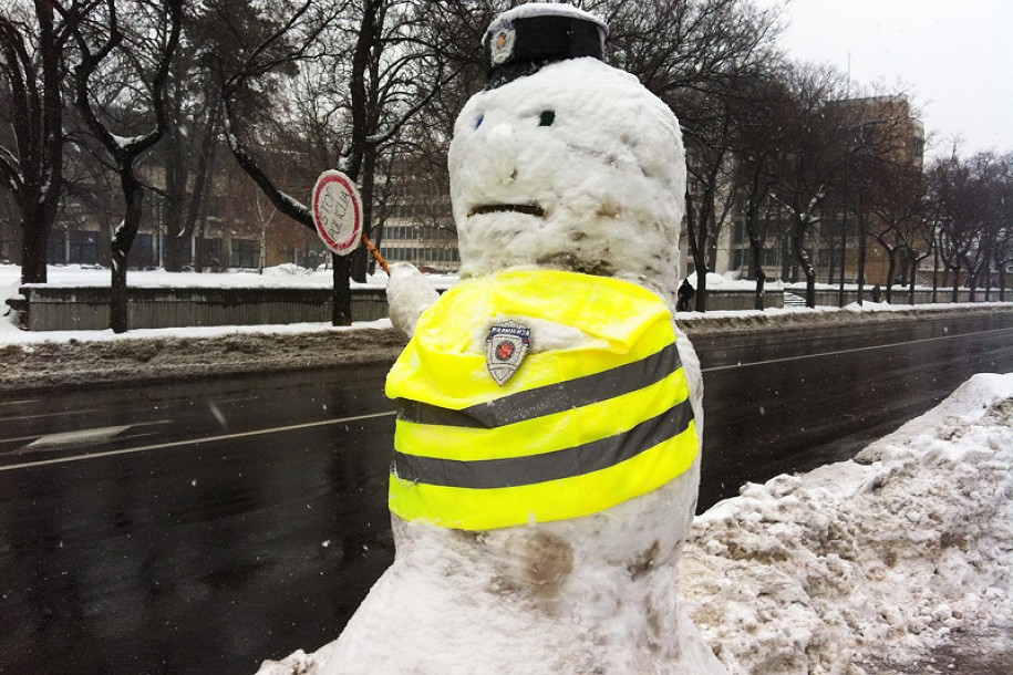 Policajac Sneško Belić reguliše saobraćaj