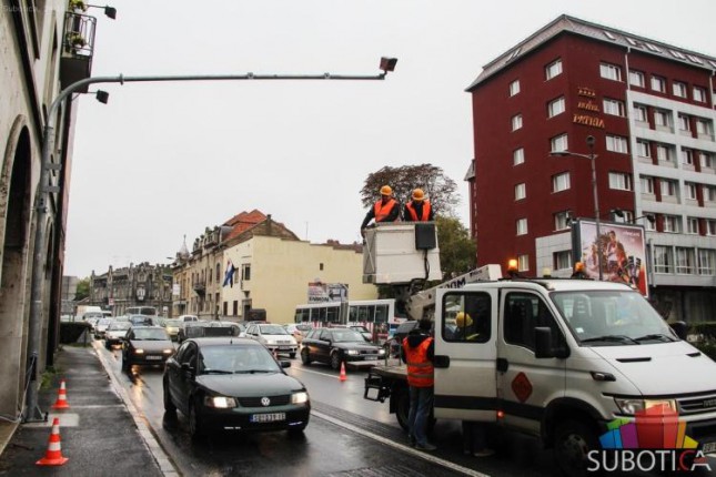 Gužva na raskrsnici kod Nove opštine - počela montaža nadzornih kamera