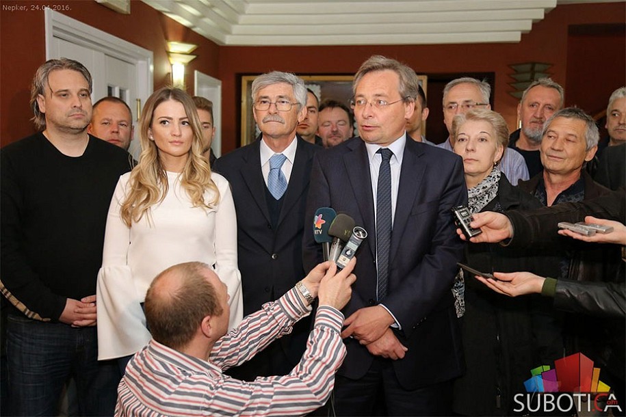 Jene Maglai: Građanska opcija udarac SVM-u