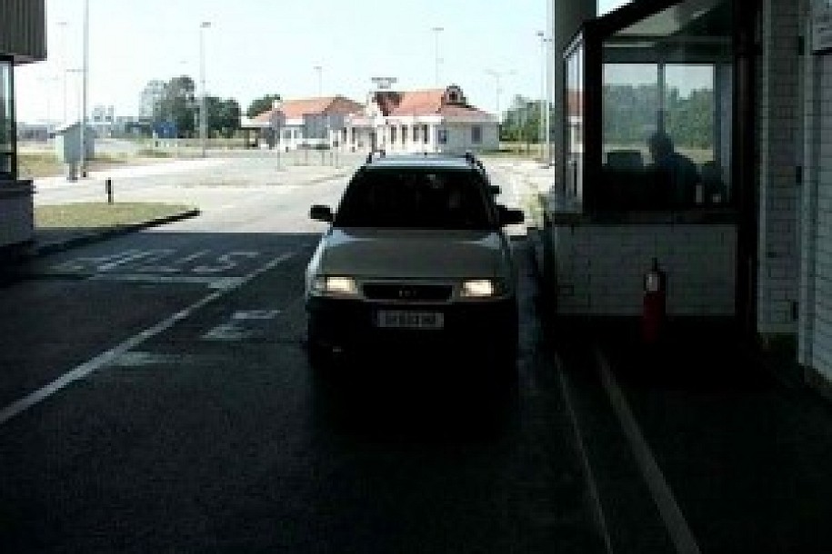 Šverc mobilnih telefona na Kelebiji