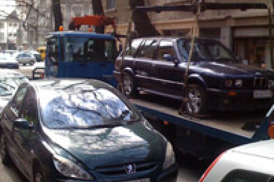 Foto Vest: 2 Pauka odnose parkirana vozila