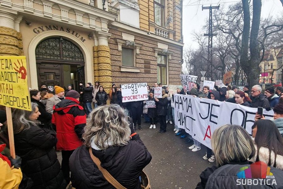 Gimnazijalci ipak u školskim klupama, održan skup podrške prosvetnim radnicima