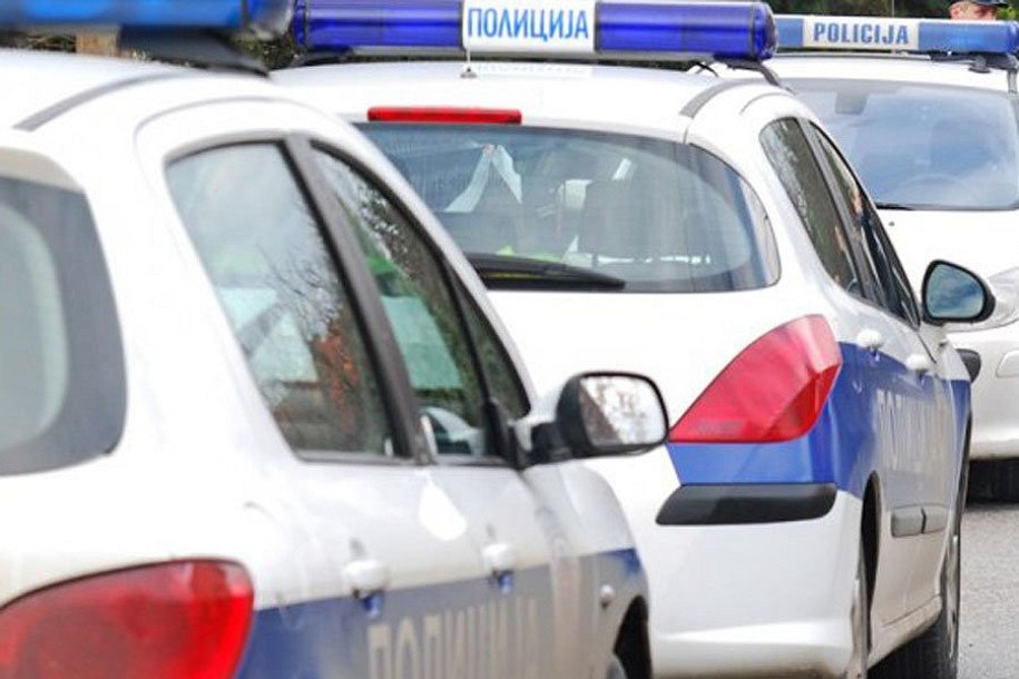 Oskrnavljene nadgrobne ploče na Kerskom groblju