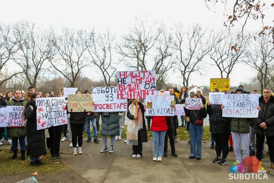 Nakon 15 minuta tišine, 15 minuta buke ispred Medicinske škole