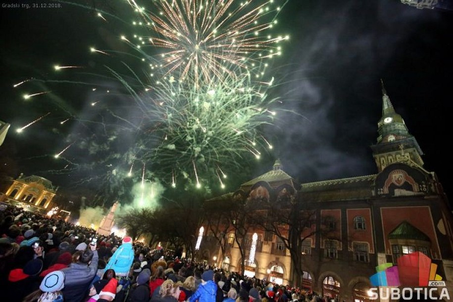 Oko 2.000 Subotičana dočekalo 2019. godinu na Gradskom trgu