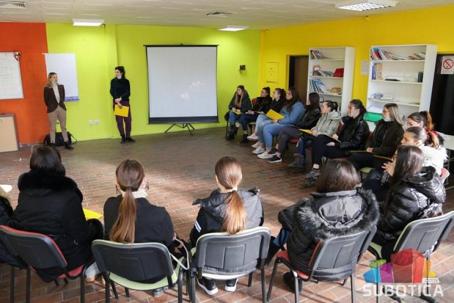 Mentorske sesije o rodnoj ravnopravnosti za učenice srednjih škola