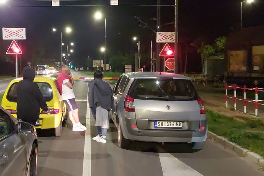 Voz naleteo na ženu dok je el. biciklom pokušavala da zaobiđe spuštenu rampu