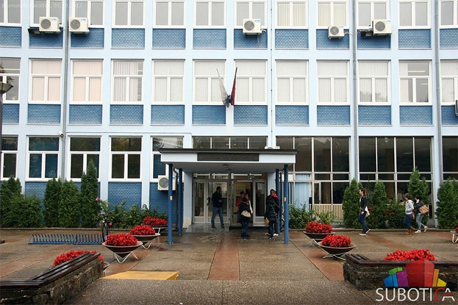 Dekan zaposlio kćerku kao bibliotekarku