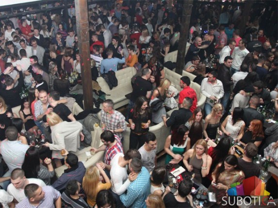 Oko 4.000 Subotičana dočekalo Novu godinu na Gradskom trgu uz pesmu i vatromet