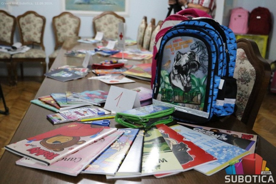 Crveni krst sa donatorima obezbedio 59 paketa školskog pribora za socijalno ugroženu decu