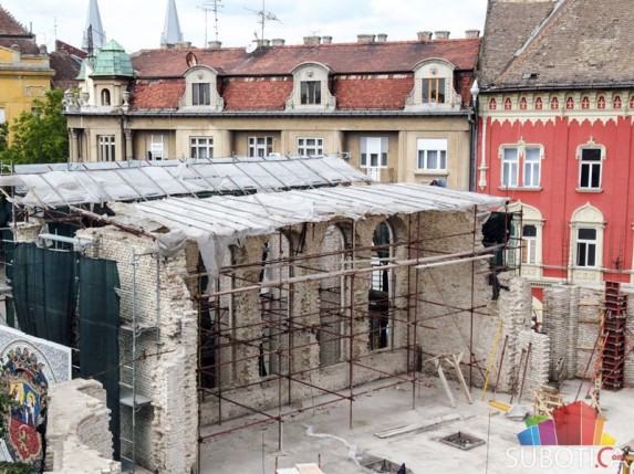 Zaključcima ruše i zidaju teatar