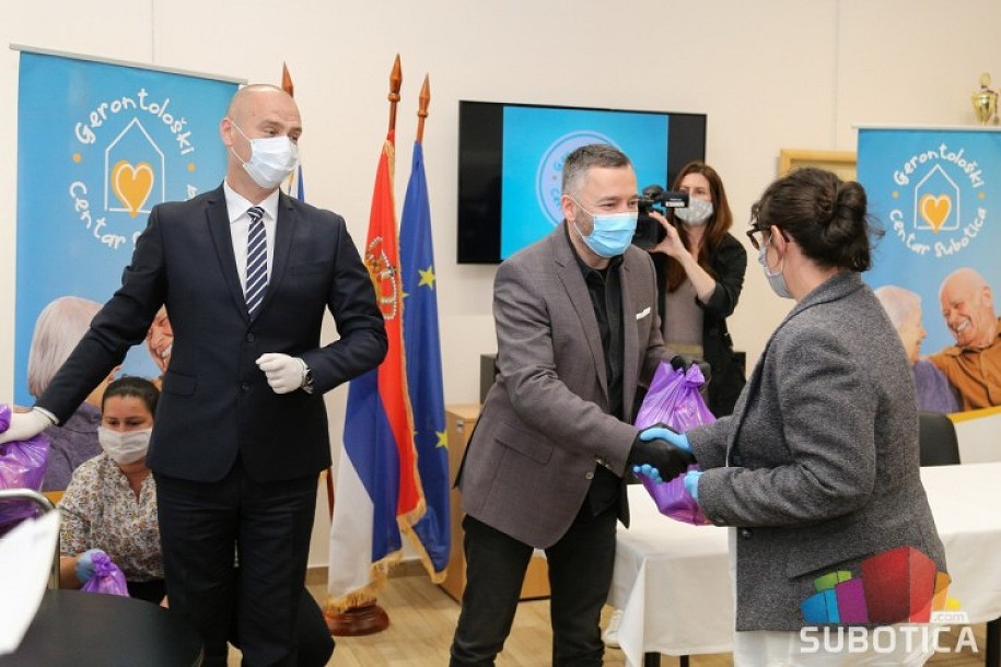 Podeljeni paketi pomoći zaposlenima u Gerontološkom centru