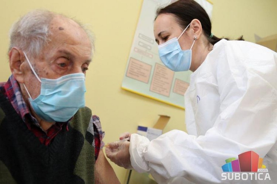 U Subotici počela vakcinacija građana protiv korona virusa, do srede u Srbiju stiže oko 1,4 miliona doza