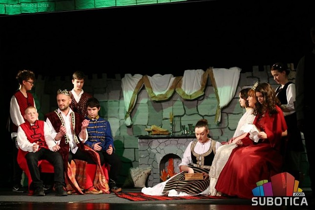 Predstava „Ovako mi rastemo“ OŠ „Đuro Salaj“ oduševila Subotičane