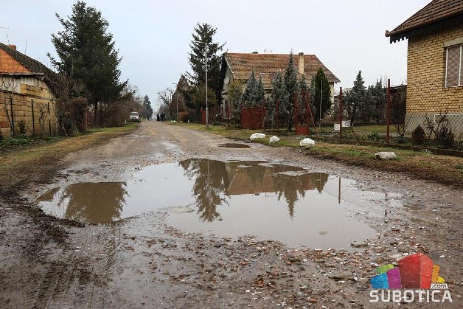 Stanovnici Ulice bratstva jedinstva godinama čekaju asfalt, tvrde da se ulica vodi kao asfaltirana