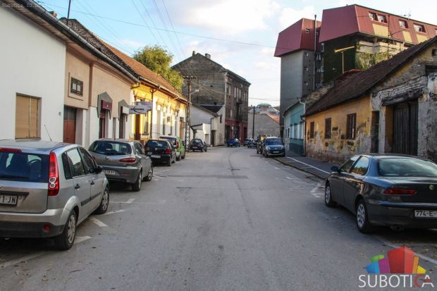 Parking deo pešačke staze