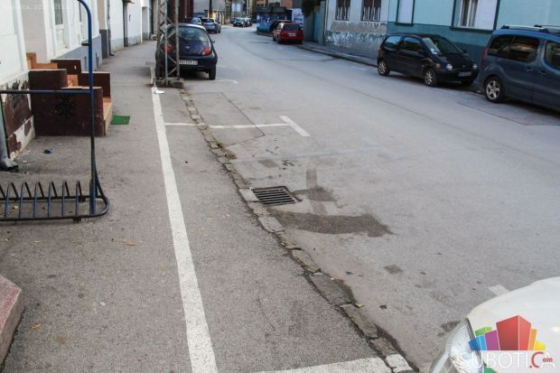 Parking deo pešačke staze