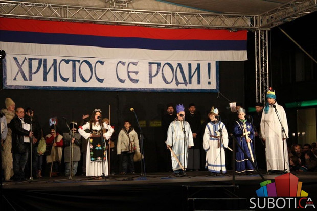 Osvešten i naložen badnjak uz pesmu, igru i veselje