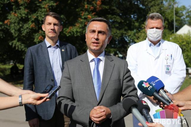 Predstavnici grada uručili poklone i vaučere majkama beba rođenih na Dan grada