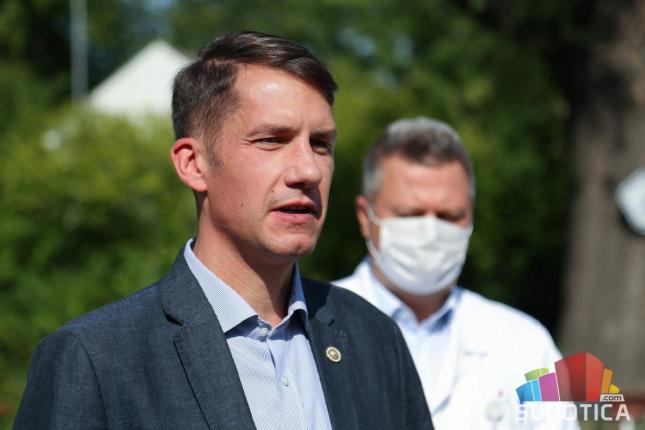 Predstavnici grada uručili poklone i vaučere majkama beba rođenih na Dan grada