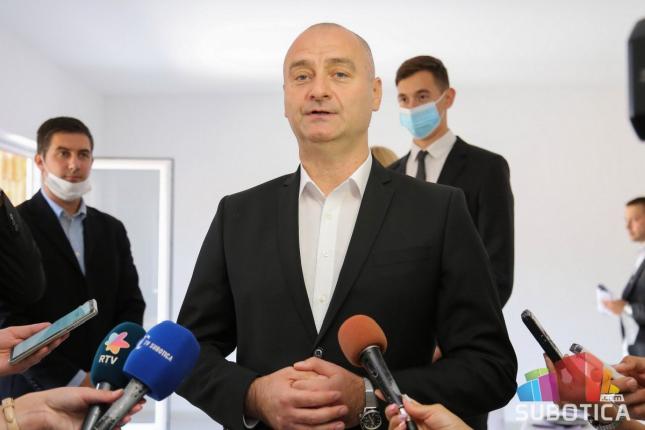 Ivanišević nastavio obilazak privrednika koji su konkurisali za podsticaje, danas posetio porodičnu firmu za proizvodnju sportske opreme