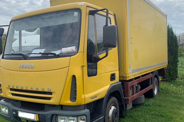 Veći broj neocarinjenih automobila i kamion protivpravno smešteni izvan carinskog skladišta