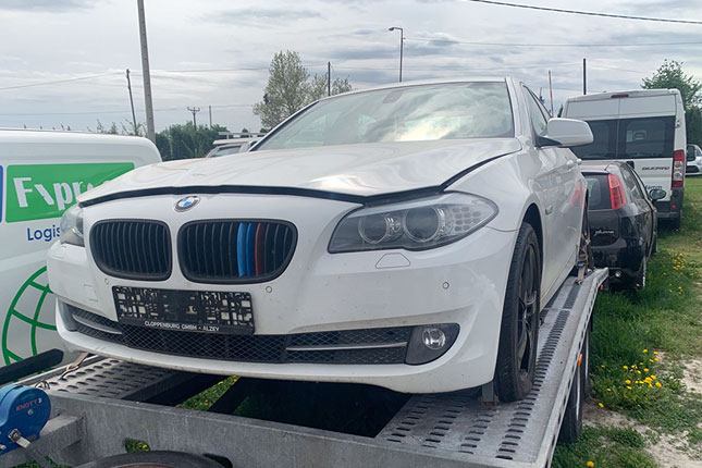 Veći broj neocarinjenih automobila i kamion protivpravno smešteni izvan carinskog skladišta