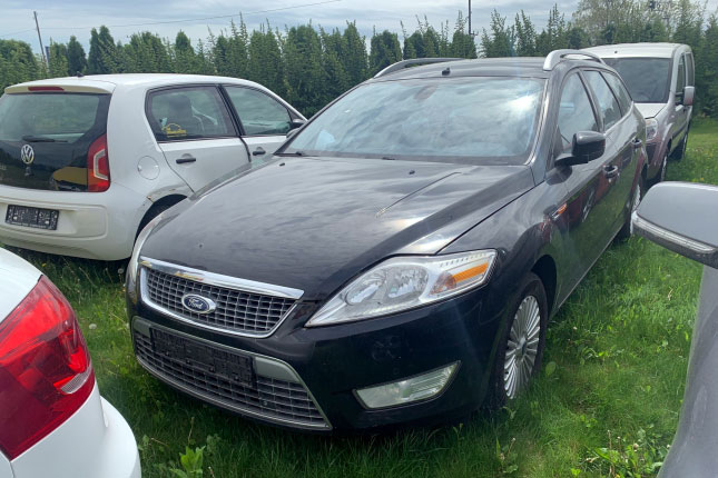 Veći broj neocarinjenih automobila i kamion protivpravno smešteni izvan carinskog skladišta