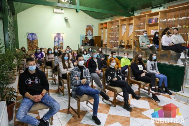 Volonteri su blago Crvenog krsta