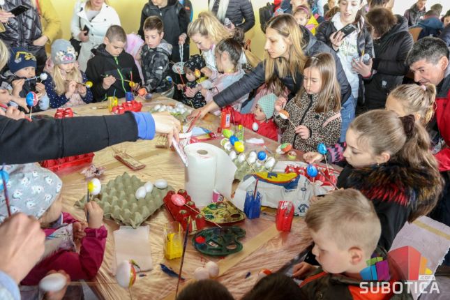Manifestacija "Vaskrs na Paliću" okupila veliki broj mališana