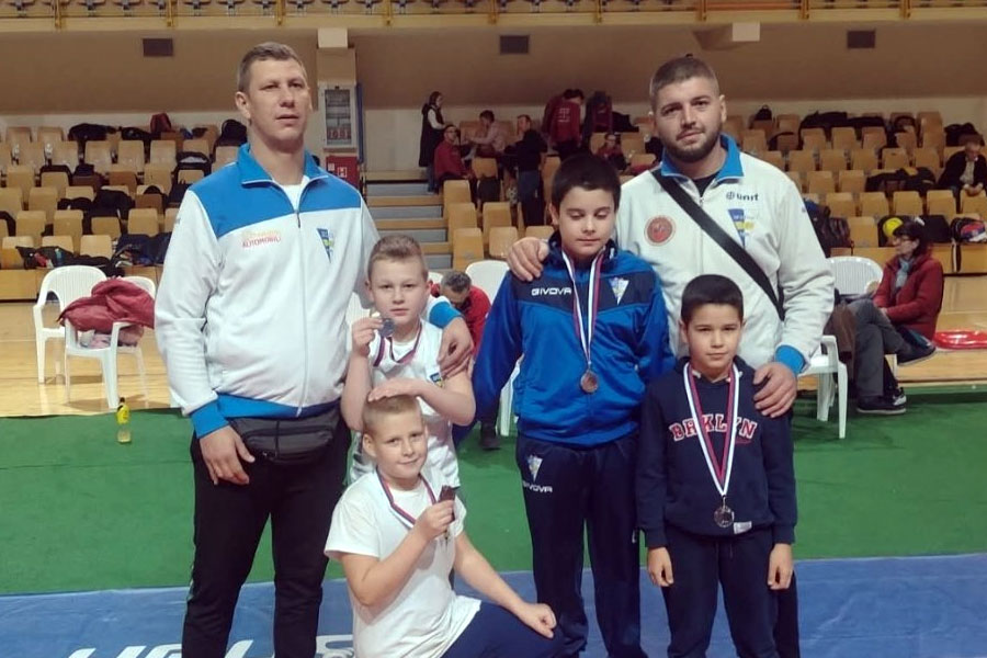 Rvanje: Spartakovi takmičari uspešni na dva turnira, osvojeno osam medalja