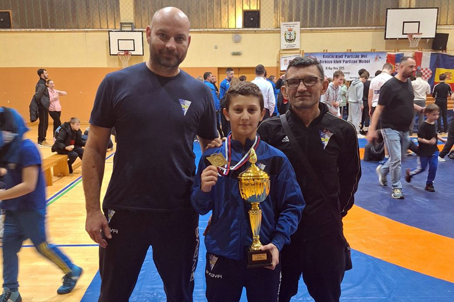 Rvanje: Spartakovi takmičari uspešni na dva turnira, osvojeno osam medalja