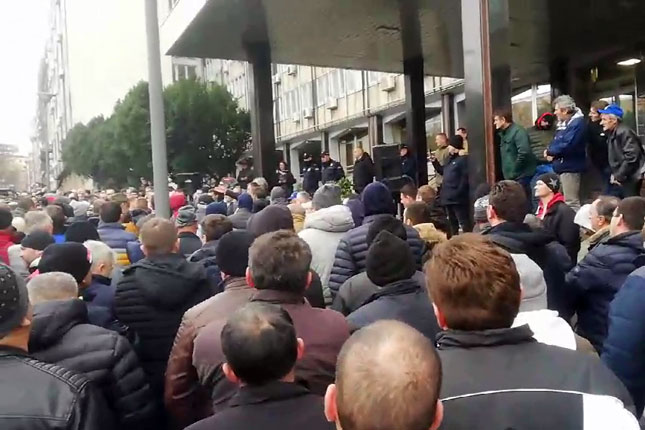 Mlekarstvo u krizi godinama, i subotički proizvođači prosipali uvozno mleko na protestu u Beogradu