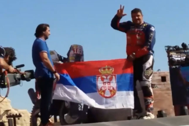 Sagmajster deveti put razvio srpsku trobojku na cilju Dakara