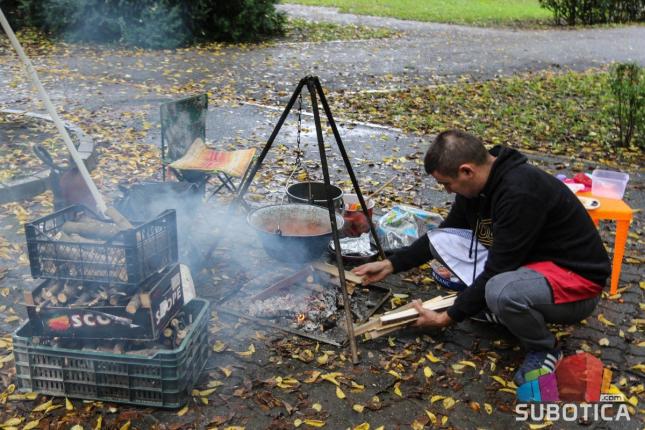 U nedelju humanitarni kotlić i bazar za Leonu, Lea i Melindu