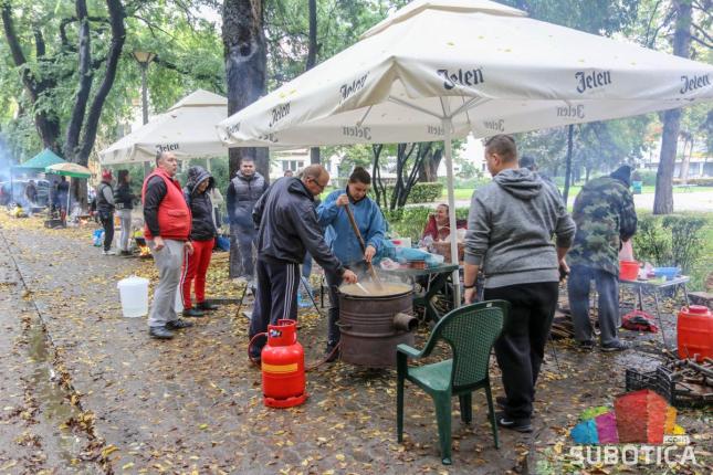 U nedelju humanitarni kotlić i bazar za Leonu, Lea i Melindu