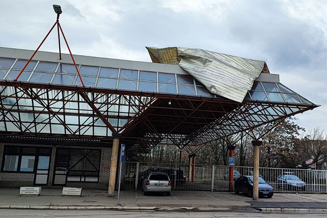 Radnici "Čistoće" za vikend imali pune ruke posla, olujni vetar obarao stabla i lomio grane