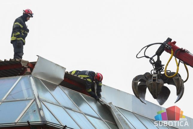 Radnici "Čistoće" za vikend imali pune ruke posla, olujni vetar obarao stabla i lomio grane