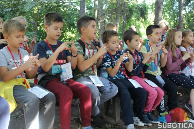 Osnovci kroz kreativne radionice učili znakovni jezik