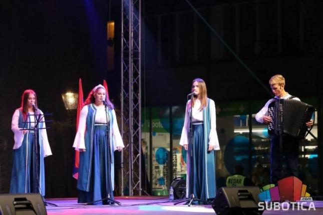 Večeras nastupi kulturno-umetničkih društava, solisti i pevačke grupe - umesto "Pilota" grupa "Vrelo"