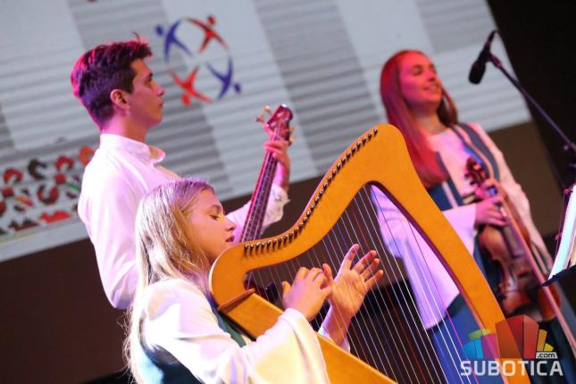 Večeras nastupi kulturno-umetničkih društava, solisti i pevačke grupe - umesto "Pilota" grupa "Vrelo"