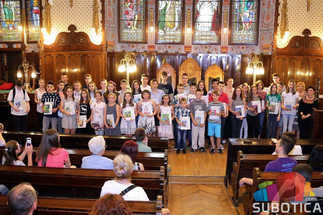 Svečano uručene pohvalnice uspešnim đacima