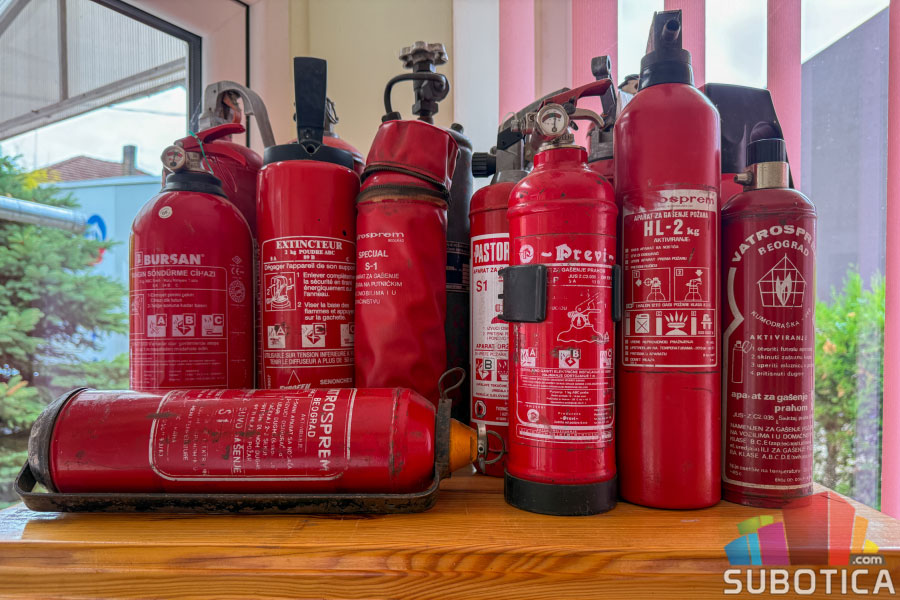 Da li znate pravilno da koristite aparat za gašenje požara na vozilu?