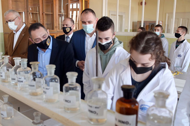Ministar policije posetio buduće forenzičare u Hemijsko-tehnološkoj školi